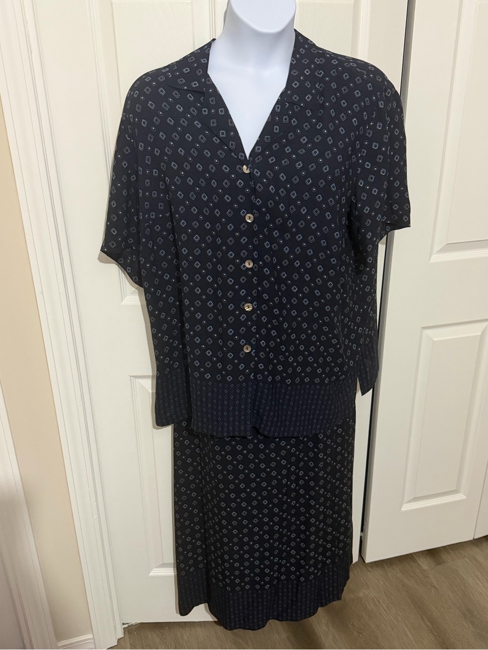 Vintage Saks Fifth Avenue Navy Short-Sleeve Button-Up skirt set size 18